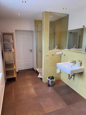 Ein Badezimmer in der Unterkunft Ferienhaus Niemtsch -Alte Schule-