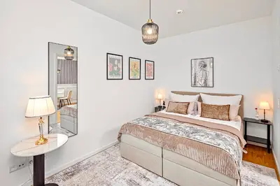 Ein Bett oder Betten in einem Zimmer der Unterkunft Art Deco Residence Elbblick Parken Küche