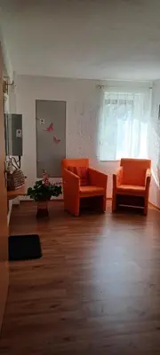 Ein Sitzbereich in der Unterkunft Ferienwohnung Schiekel