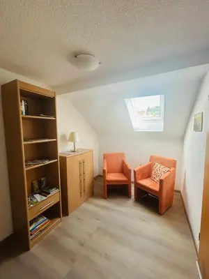 Ein Sitzbereich in der Unterkunft Ferienwohnung Schiekel