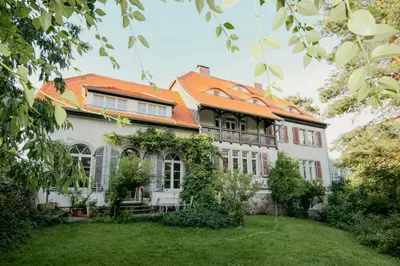 Ein Garten an der Unterkunft Cozy Apartment In Villa Near Pillnitzer Schloss