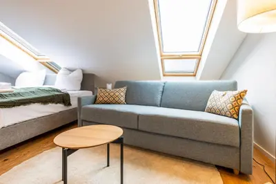 Ein Sitzbereich in der Unterkunft GoldenKey Suites