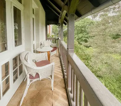 Ein Balkon oder eine Terrasse in der Unterkunft Historic Villa Apartment In Nature Reserve