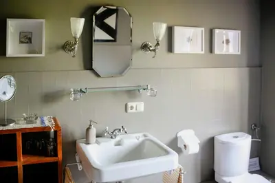 Ein Badezimmer in der Unterkunft Historic Villa Apartment In Nature Reserve