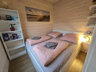 Ein Bett oder Betten in einem Zimmer der Unterkunft Mini Ferienhäuschen am Bergheider See