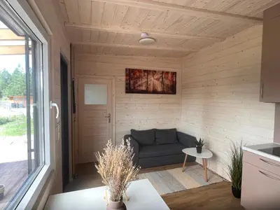 Ein Sitzbereich in der Unterkunft Mini Ferienhäuschen am Bergheider See