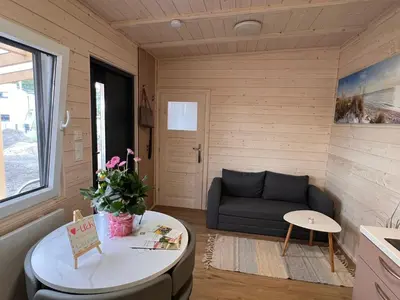 Ein Sitzbereich in der Unterkunft Mini Ferienhäuschen am Bergheider See