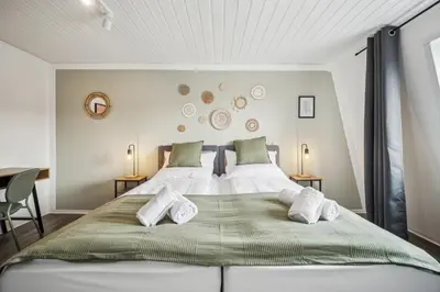 Ein Bett oder Betten in einem Zimmer der Unterkunft JuMar - 2-BR Apartment SunSet Nahe Elbe