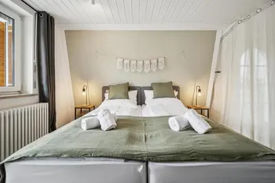 Ein Bett oder Betten in einem Zimmer der Unterkunft JuMar - 2-BR Apartment SunSet Nahe Elbe