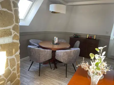Ein Sitzbereich in der Unterkunft Ferienwohnung Maria mit Elbblick
