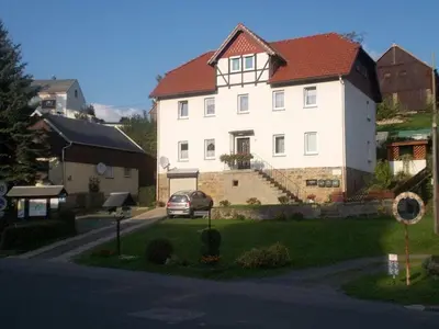 Das Gebäude in dem sich das Ferienhaus befindet