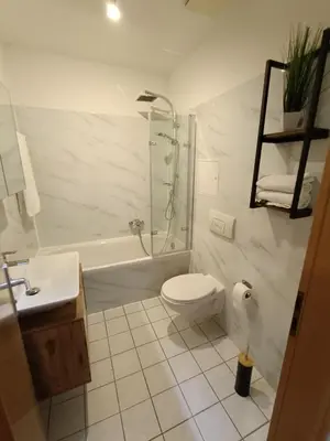 Ein Badezimmer in der Unterkunft Sonnen Resort mit Balkon, 2 Schlafzimmer und mehr