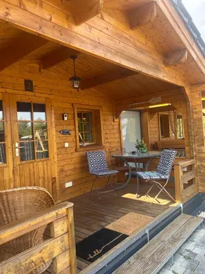 Ein Patio oder anderer Außenbereich in der Unterkunft Relax Hütten & Spa Gröden