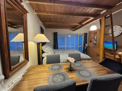 TV/Unterhaltungsangebot in der Unterkunft Dresden Saxonia HomeDeLuxe Appartement Neue Hochwertige voll ausgestattete Ferienwohnung mit Küche XXL Boxspringerbett 2 Einzelbetten Highspeed InternetFlatrate und Balkon Ideal für Familien Paare Kulturinteressierte und Geschäftsreisende mit MWStRechnung