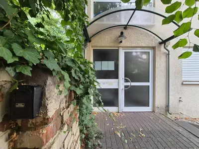 Eine Fassade oder ein Eingang zu Dresden Saxonia HomeDeLuxe Appartement Neue Hochwertige voll ausgestattete Ferienwohnung mit Küche XXL Boxspringerbett 2 Einzelbetten Highspeed InternetFlatrate und Balkon Ideal für Familien Paare Kulturinteressierte und Geschäftsreisende mit MWStRechnung