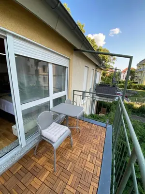 Ein Balkon oder eine Terrasse in der Unterkunft Dresden Saxonia HomeDeLuxe Appartement Neue Hochwertige voll ausgestattete Ferienwohnung mit Küche XXL Boxspringerbett 2 Einzelbetten Highspeed InternetFlatrate und Balkon Ideal für Familien Paare Kulturinteressierte und Geschäftsreisende mit MWStRechnung