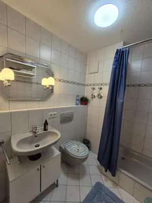 Ein Badezimmer in der Unterkunft Dresden Saxonia HomeDeLuxe Appartement Neue Hochwertige voll ausgestattete Ferienwohnung mit Küche XXL Boxspringerbett 2 Einzelbetten Highspeed InternetFlatrate und Balkon Ideal für Familien Paare Kulturinteressierte und Geschäftsreisende mit MWStRechnung