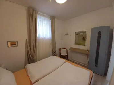 Ein Bett oder Betten in einem Zimmer der Unterkunft Separates Gästehäuschen PAULCHEN in ruhiger Lage am Dresdner Elbhang