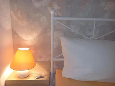 Ein Bett oder Betten in einem Zimmer der Unterkunft Separates Gästehäuschen PAULCHEN in ruhiger Lage am Dresdner Elbhang