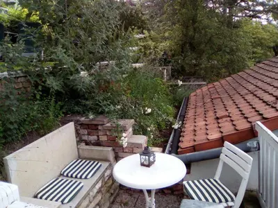 Ein Garten an der Unterkunft Separates Gästehäuschen PAULCHEN in ruhiger Lage am Dresdner Elbhang