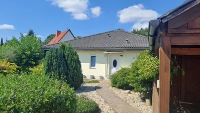 Das Gebäude in dem sich das Ferienhaus befindet