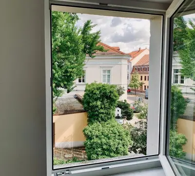 Ein Garten an der Unterkunft Moderne Ferienwohnung im Zentrum von Grimma