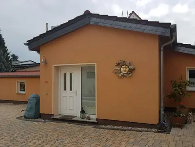 Das Gebäude in dem sich das Ferienhaus befindet