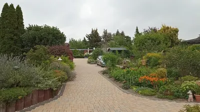 Ein Garten an der Unterkunft Ferienhäuser Radebeul 