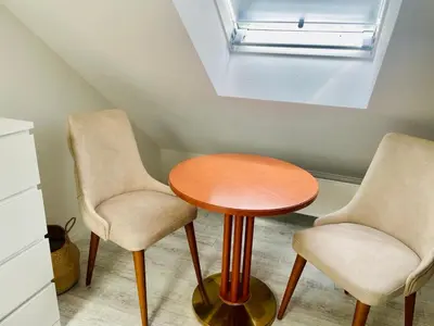 Ein Sitzbereich in der Unterkunft Ferienwohnung Luxuriöse Maisonettewohnung am Weißen Hirsch - 