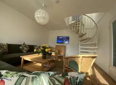 Ein Sitzbereich in der Unterkunft Ferienwohnung Luxuriöse Maisonettewohnung am Weißen Hirsch - 