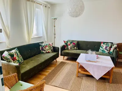 Ein Sitzbereich in der Unterkunft Ferienwohnung Luxuriöse Maisonettewohnung am Weißen Hirsch - 