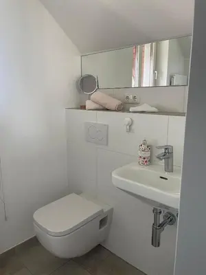 Ein Badezimmer in der Unterkunft Ferienwohnung Luxuriöse Maisonettewohnung am Weißen Hirsch - 