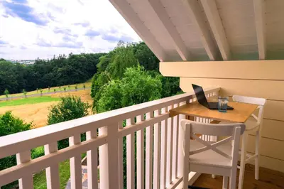 Ein Balkon oder eine Terrasse in der Unterkunft Chalet Bamboo-Garden am Hengstberg bei Dresden