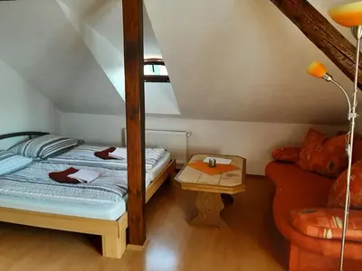 Ein Bett oder Betten in einem Zimmer der Unterkunft Fewo Am Triebischbrunnen
