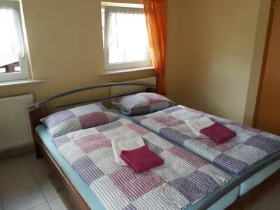 Ein Bett oder Betten in einem Zimmer der Unterkunft Fewo Am Triebischbrunnen