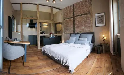 Ein Bett oder Betten in einem Zimmer der Unterkunft Altstadt Apartment in Torgau mit Balkon und Kunstgarten