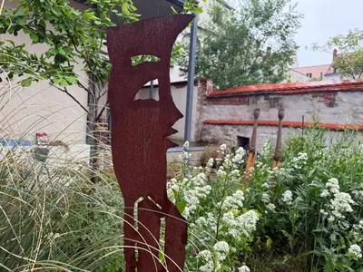 Ein Garten an der Unterkunft Altstadt Apartment in Torgau mit Balkon und Kunstgarten