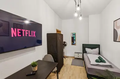 TV/Unterhaltungsangebot in der Unterkunft Monteurwohnung bis 16 Personen WLAN, Waschmaschine, Smart-TV, Balkon