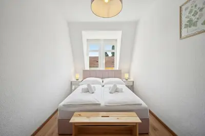 Ein Bett oder Betten in einem Zimmer der Unterkunft Großzügige Wohnung für Gruppen & Familien I Balkon