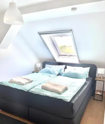 Ein Bett oder Betten in einem Zimmer der Unterkunft Gemütliches Altbauapartment III