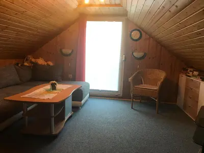 Ein Sitzbereich in der Unterkunft Ferienwohnung Gürth