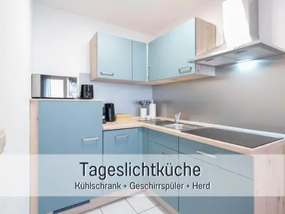 Küche/Küchenzeile in der Unterkunft Benville BV12 - 54 qm mit Balkon - Parkplatz inklusive - WLAN - Spülmaschine - Bushaltestelle 50 m