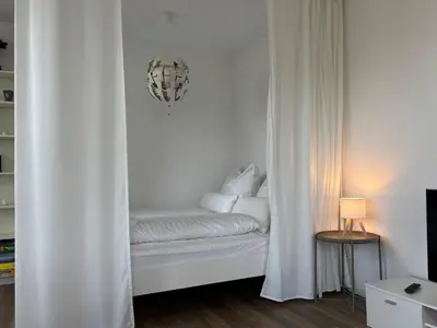Ein Bett oder Betten in einem Zimmer der Unterkunft Neu in Dresden Stilvolles Apartment mit Balkon, Küche & Parkplatz