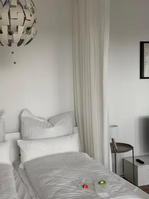 Ein Bett oder Betten in einem Zimmer der Unterkunft Neu in Dresden Stilvolles Apartment mit Balkon, Küche & Parkplatz