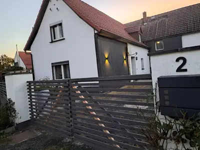 Das Gebäude in dem sich das Ferienhaus befindet