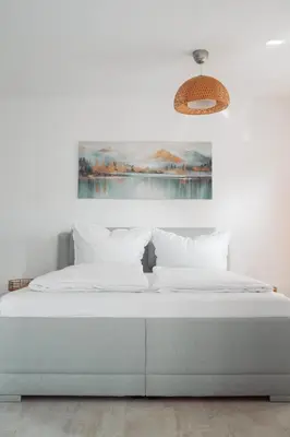 Ein Bett oder Betten in einem Zimmer der Unterkunft Helles, modernes Apartment, Balkon, Fahrstuhl, 2P