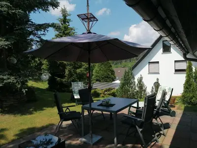 Ein Garten an der Unterkunft Häuschen in grüner Idylle