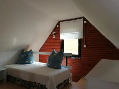 Ein Bett oder Betten in einem Zimmer der Unterkunft Häuschen in grüner Idylle