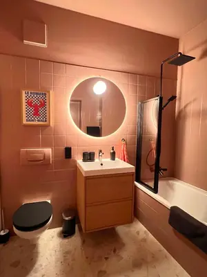Ein Badezimmer in der Unterkunft Atelier Noé NOIR - Kunstvoll Wohnen - Wunderbares Frühstück möglich - Ruhig und nah am Zentrum -