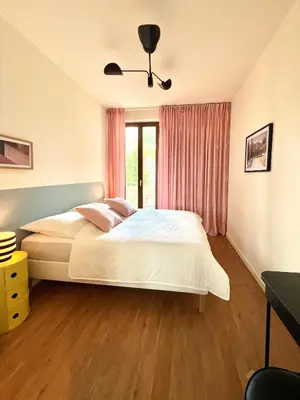 Ein Bett oder Betten in einem Zimmer der Unterkunft Atelier Noé NOIR - Kunstvoll Wohnen - Wunderbares Frühstück möglich - Ruhig und nah am Zentrum -